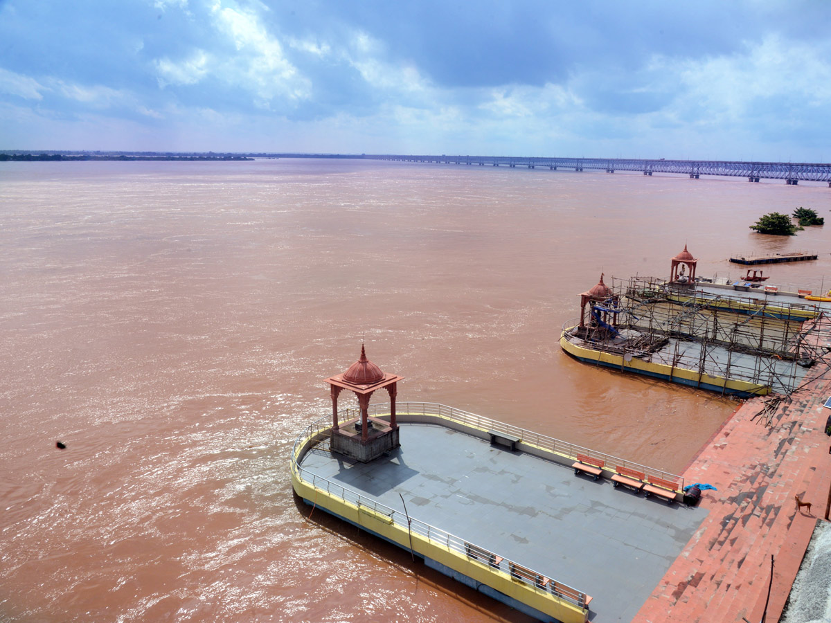 Godavari River Water Level Heavy Rains In Rajahmundry  - Sakshi24