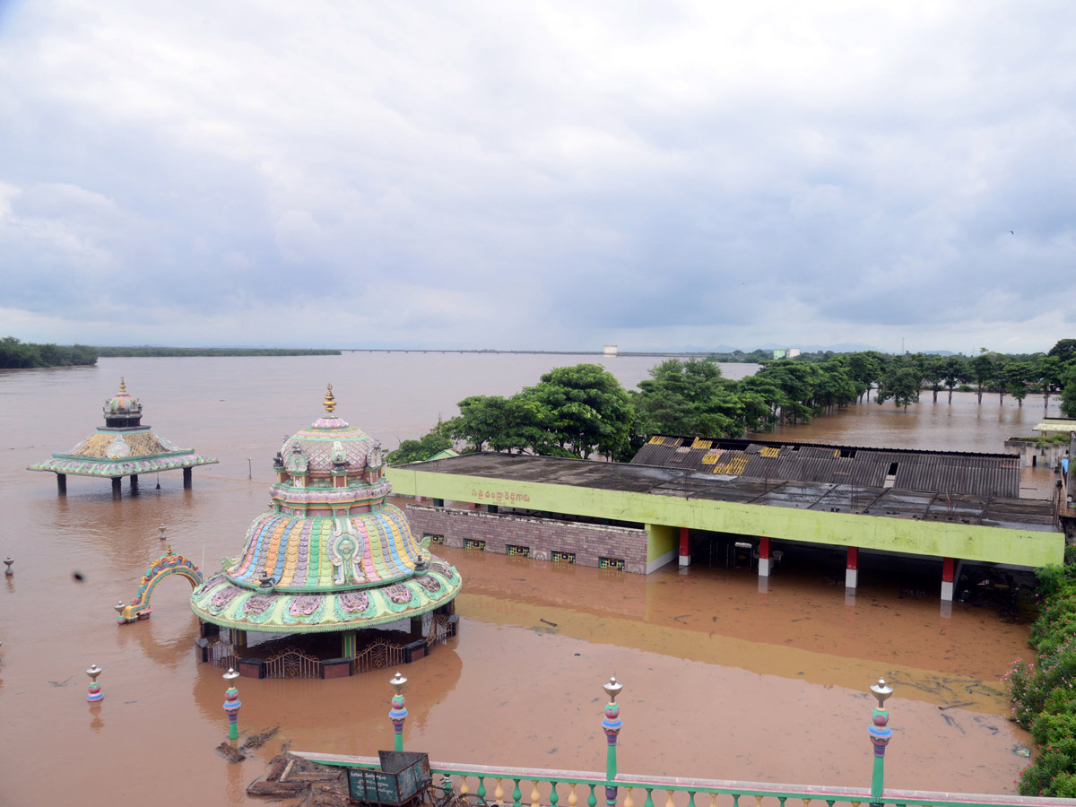 Godavari River Water Level Heavy Rains In Rajahmundry  - Sakshi6