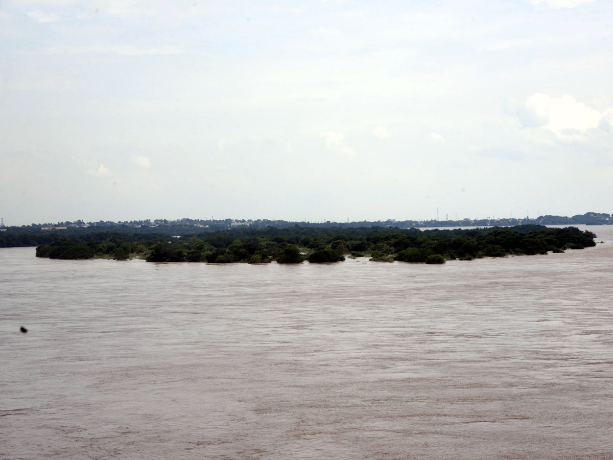 Godavari River Water Level Heavy Rains In Rajahmundry  - Sakshi50