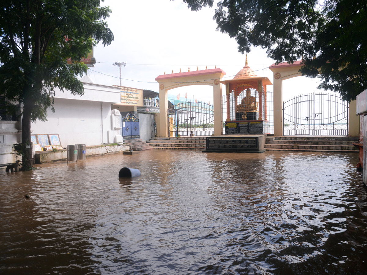 Godavari River Water Level Heavy Rains In Rajahmundry  - Sakshi52