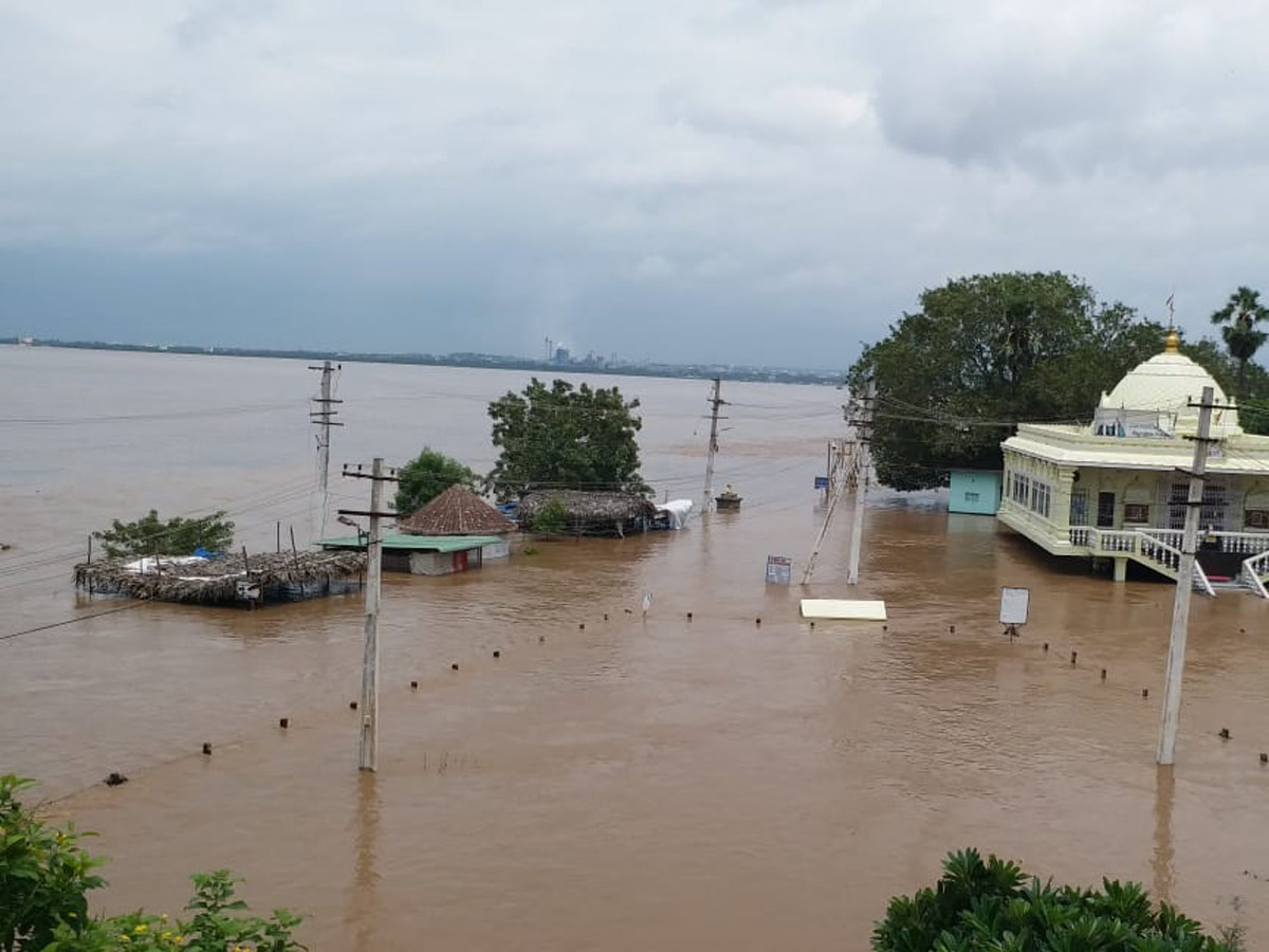 Godavari River Water Level Heavy Rains In Rajahmundry  - Sakshi56