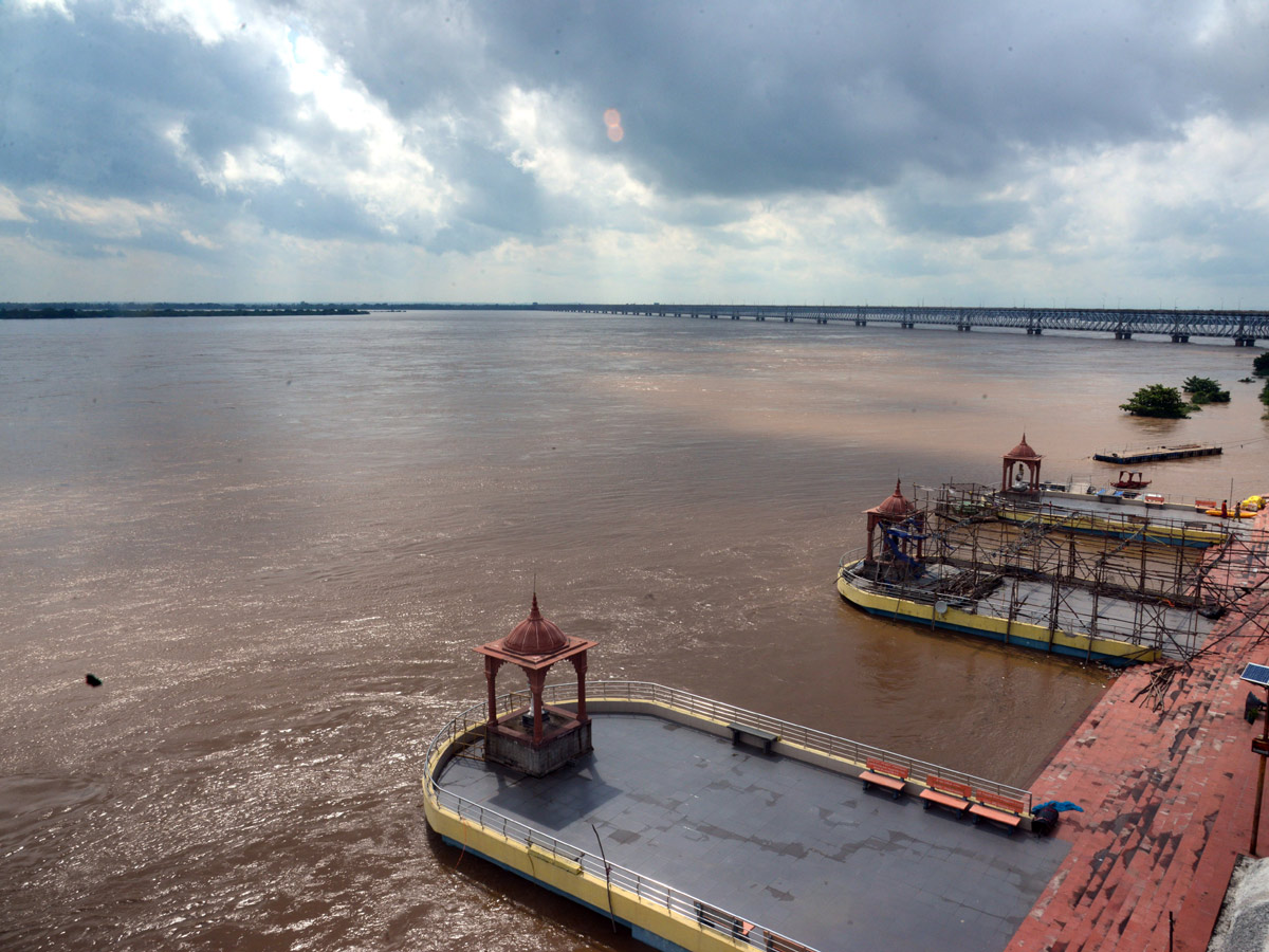 Godavari River Water Level Heavy Rains In Rajahmundry  - Sakshi7