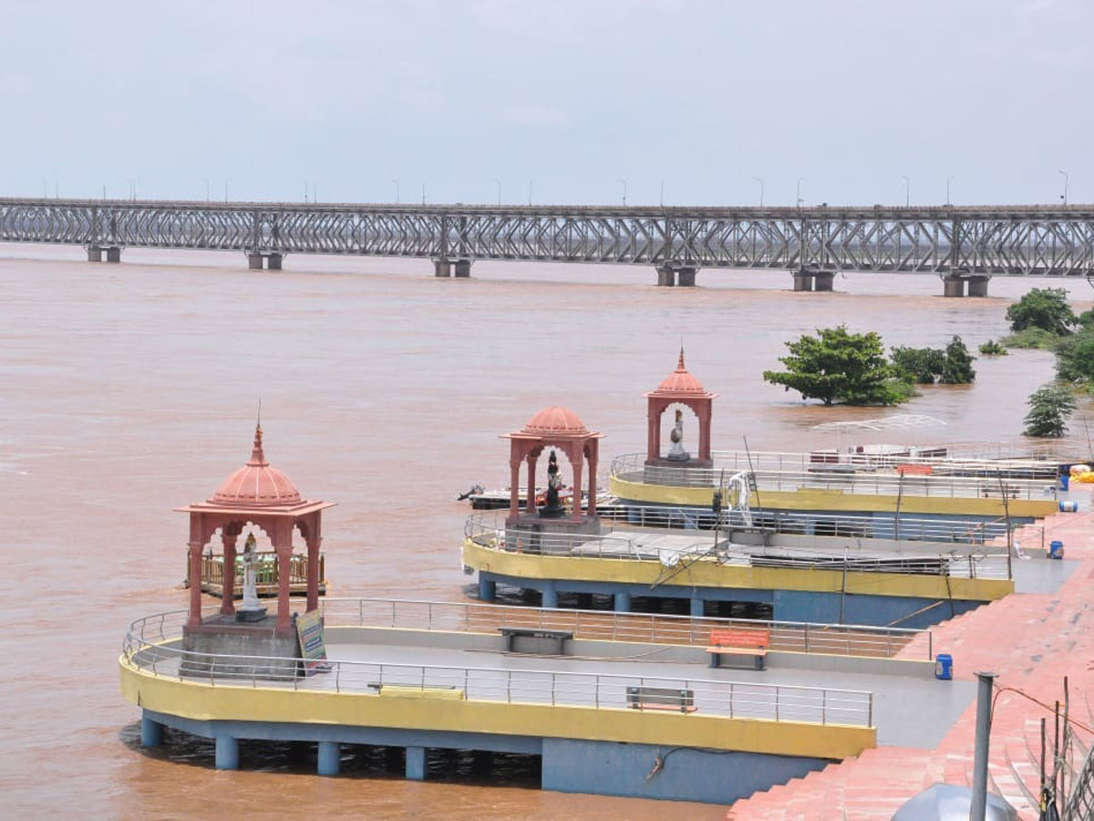 Godavari River Water Level Heavy Rains In Rajahmundry  - Sakshi10