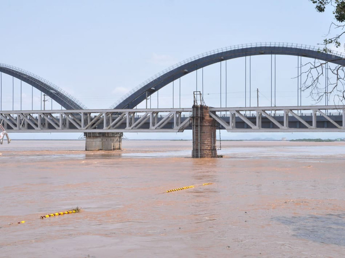 Godavari River Water Level Heavy Rains In Rajahmundry  - Sakshi11