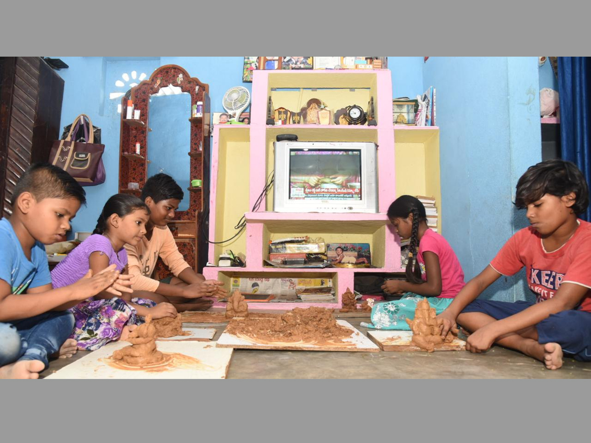 Childrens Making Clay Ganesha While Watching Sakshi TV Photo Gallery - Sakshi11