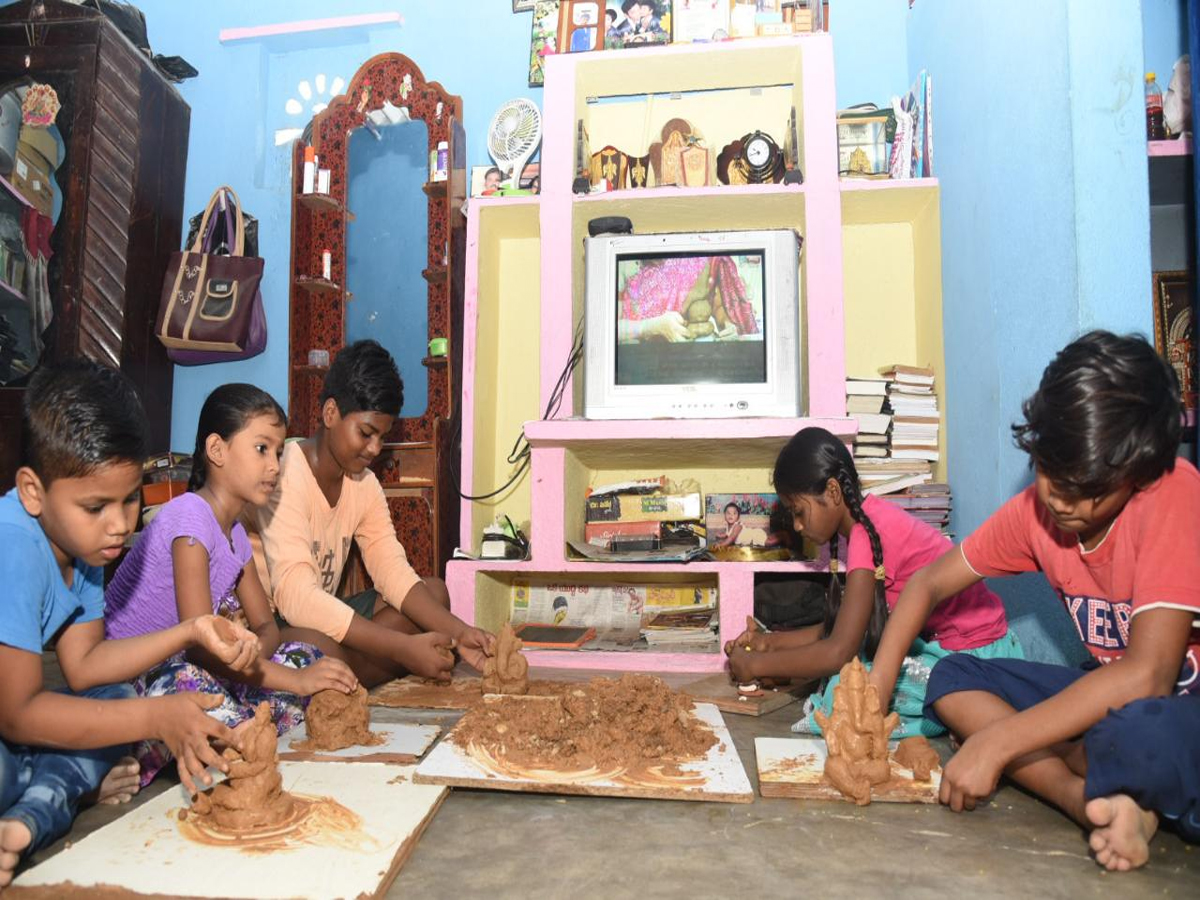 Childrens Making Clay Ganesha While Watching Sakshi TV Photo Gallery - Sakshi1