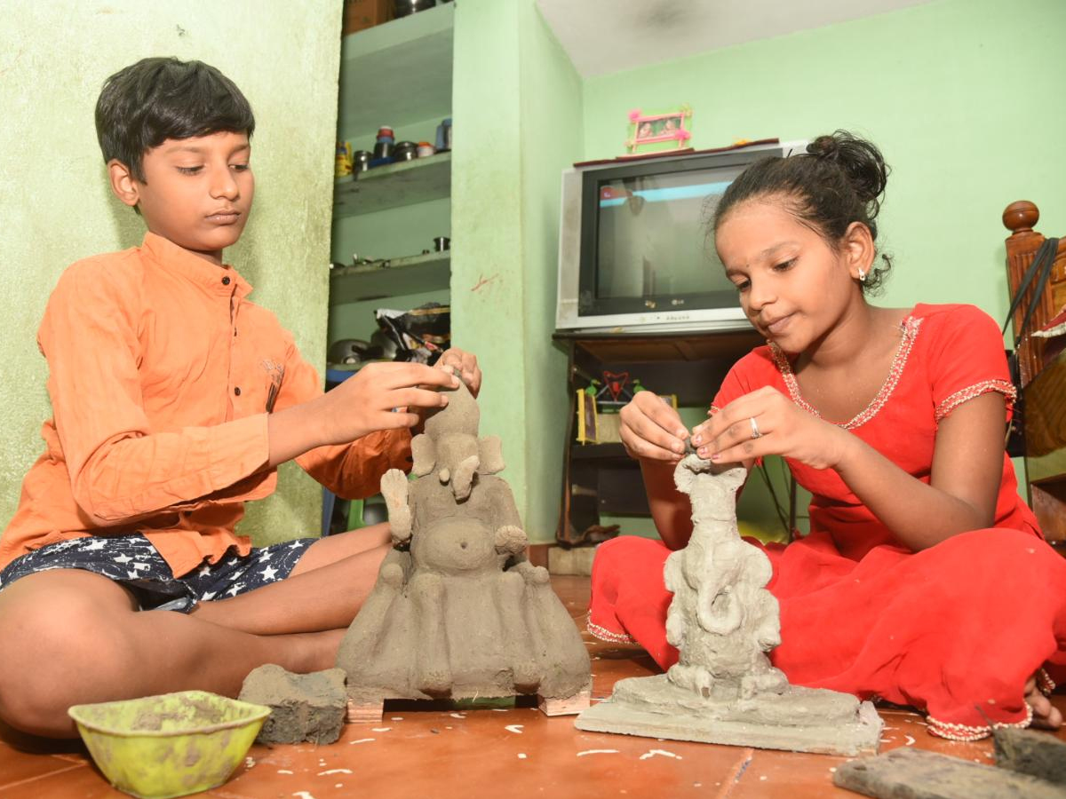 Childrens Making Clay Ganesha While Watching Sakshi TV Photo Gallery - Sakshi15