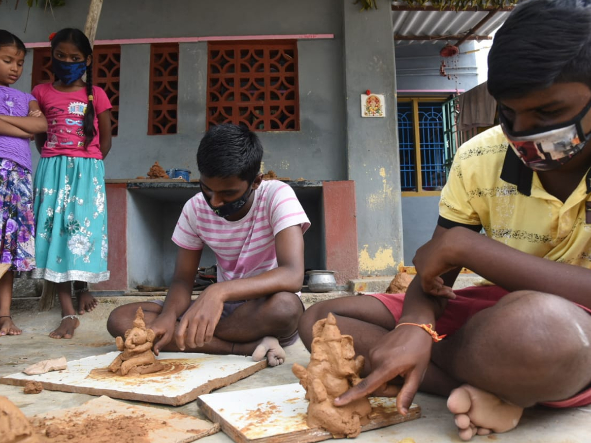 Childrens Making Clay Ganesha While Watching Sakshi TV Photo Gallery - Sakshi7