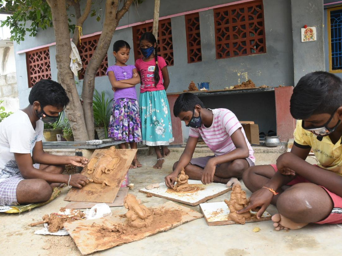 Childrens Making Clay Ganesha While Watching Sakshi TV Photo Gallery - Sakshi2