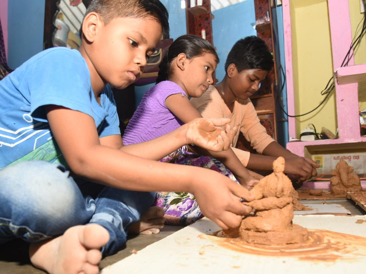 Childrens Making Clay Ganesha While Watching Sakshi TV Photo Gallery - Sakshi10