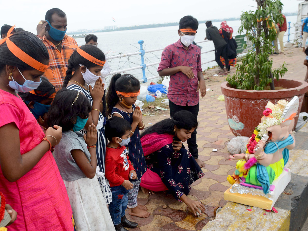 Ganesh nimajjanam,Tank Bund,photo gallery - Sakshi21