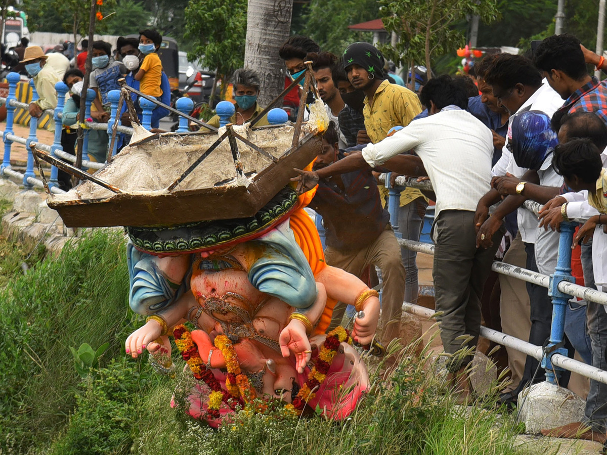 Ganesh nimajjanam,Tank Bund,photo gallery - Sakshi4