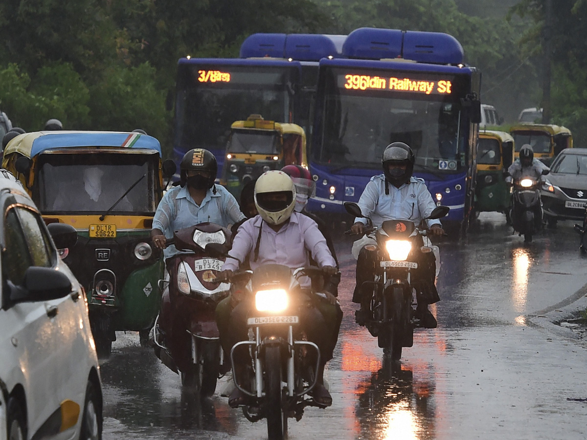   Heavy rains lash Delhi Photo Gallery - Sakshi12