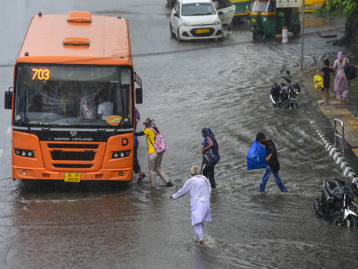   Heavy rains lash Delhi Photo Gallery - Sakshi13