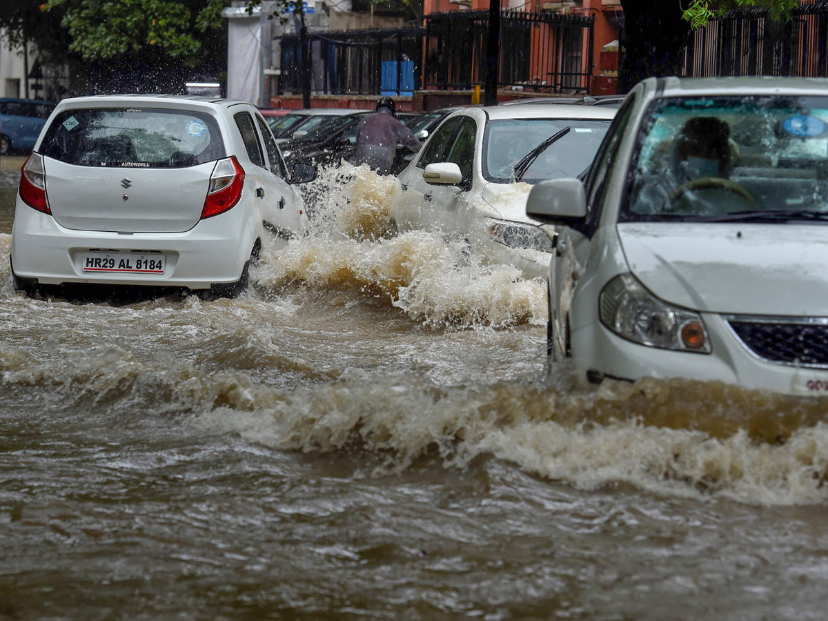   Heavy rains lash Delhi Photo Gallery - Sakshi1