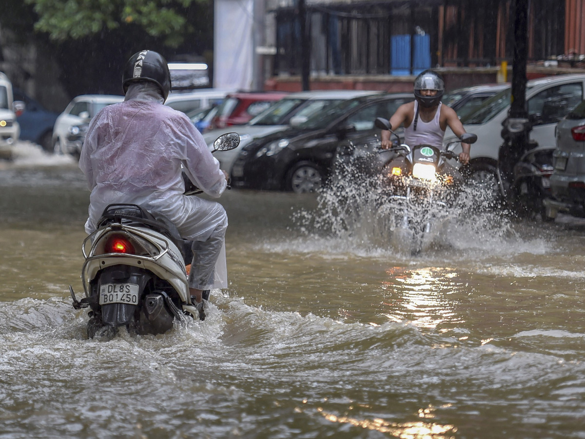   Heavy rains lash Delhi Photo Gallery - Sakshi7