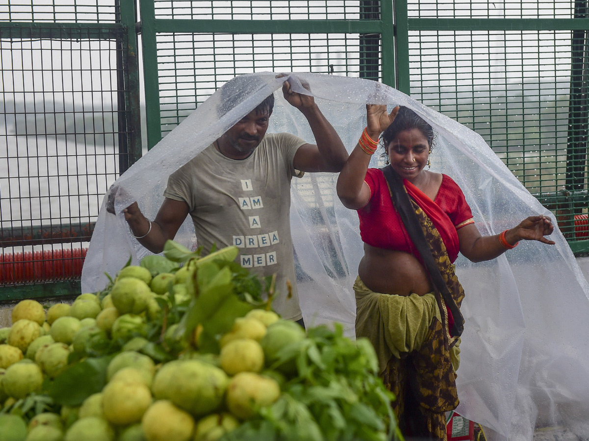   Heavy rains lash Delhi Photo Gallery - Sakshi8