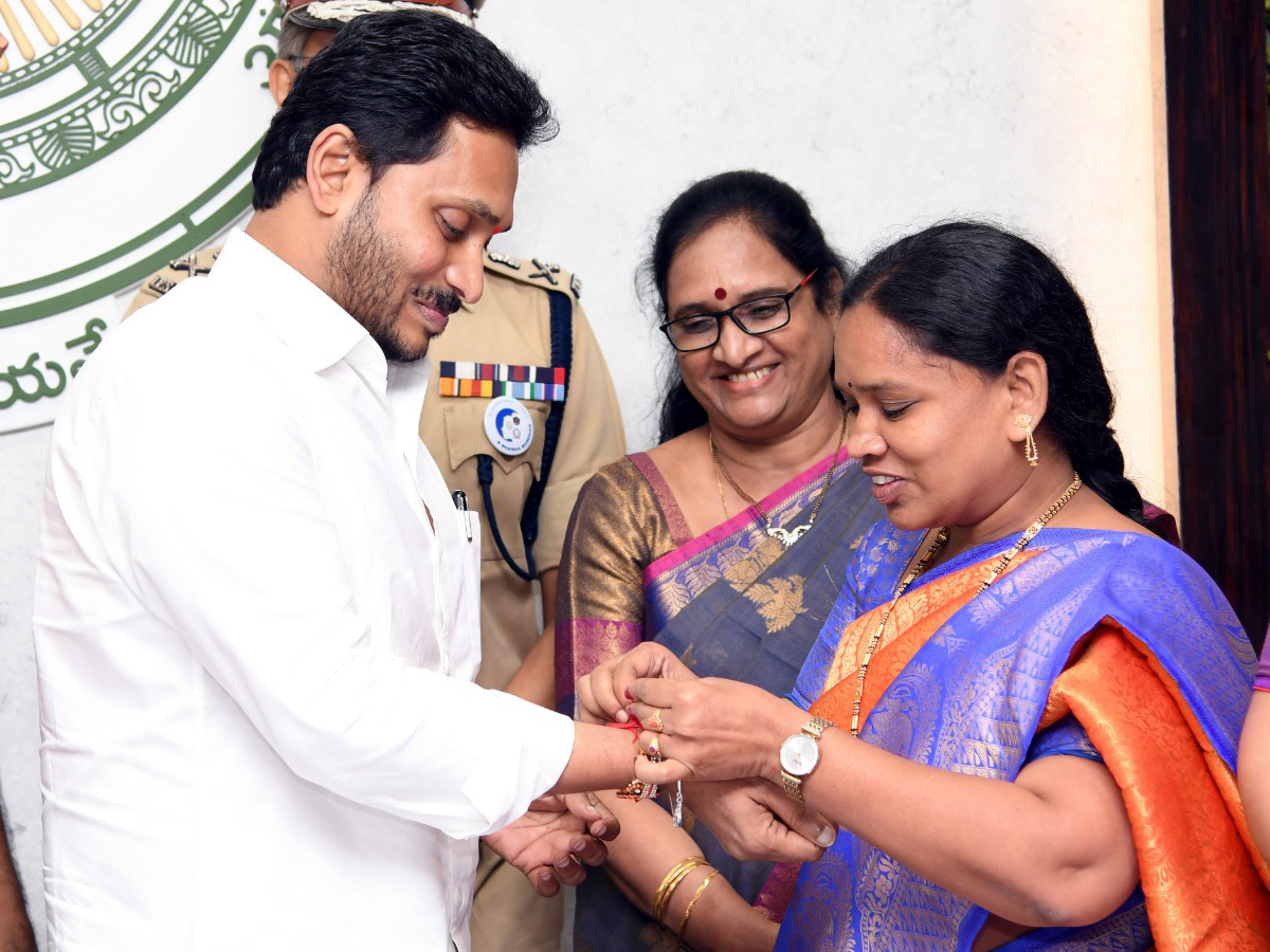 CM YS Jagan Mohan Reddy launch e-Rakshabandhan Photo Gallery - Sakshi7