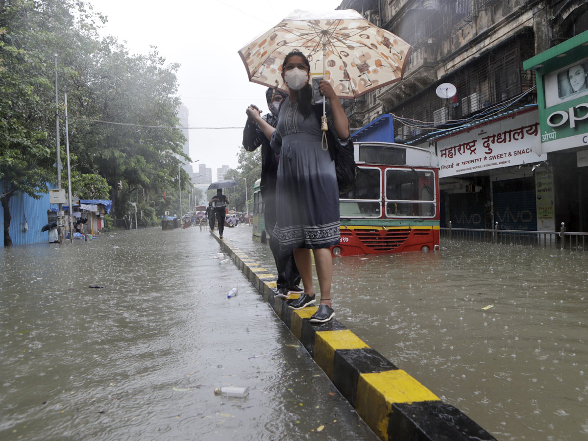 Heavy rain lashes Mumbai Photo Gallery - Sakshi2