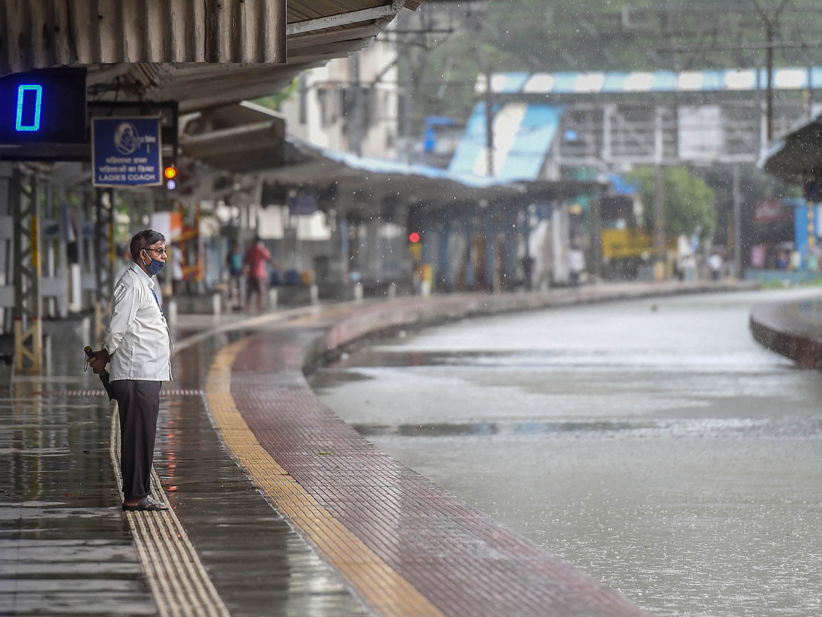 Heavy rain lashes Mumbai Photo Gallery - Sakshi9