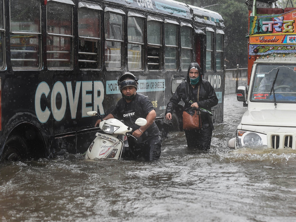 Heavy rain lashes Mumbai Photo Gallery - Sakshi10