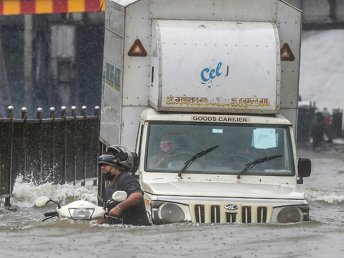 Heavy rain lashes Mumbai Photo Gallery - Sakshi11