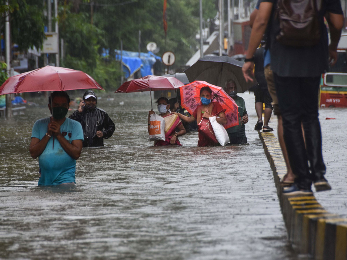 Heavy rain lashes Mumbai Photo Gallery - Sakshi12