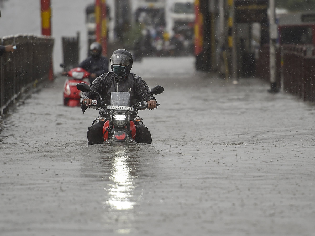 Heavy rain lashes Mumbai Photo Gallery - Sakshi14