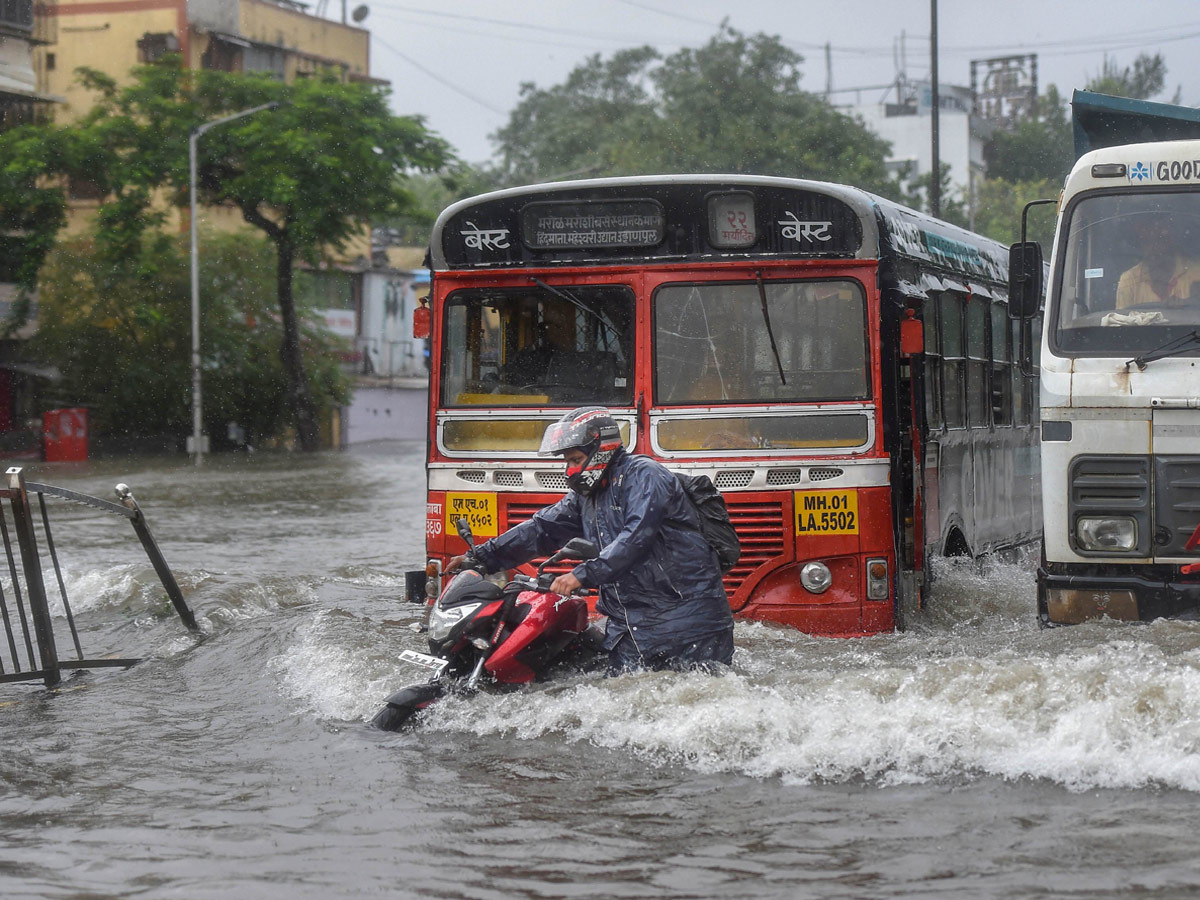 Heavy rain lashes Mumbai Photo Gallery - Sakshi15