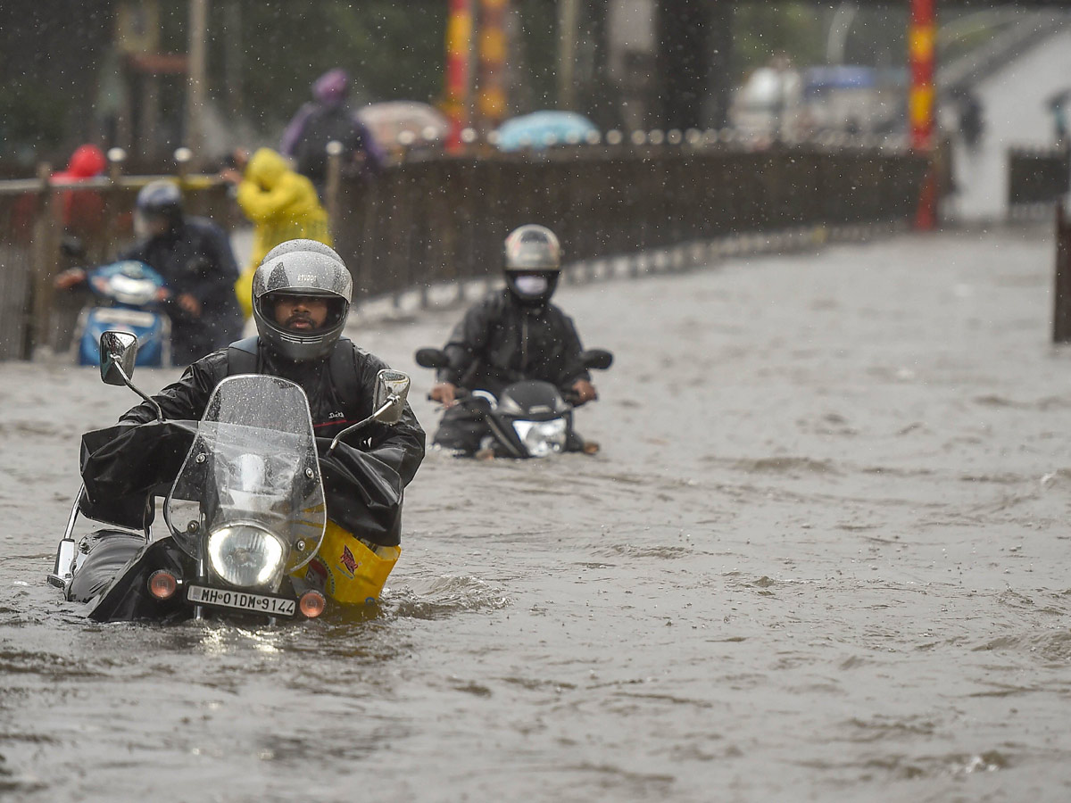 Heavy rain lashes Mumbai Photo Gallery - Sakshi16