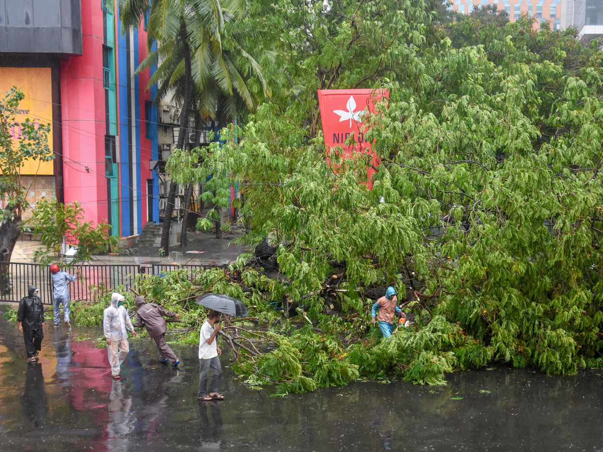 Heavy rain lashes Mumbai Photo Gallery - Sakshi17