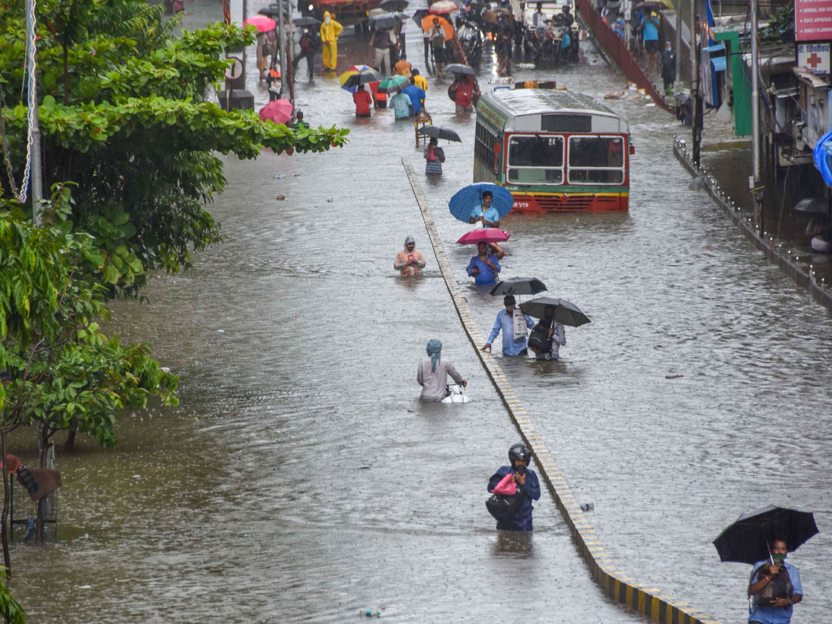 Heavy rain lashes Mumbai Photo Gallery - Sakshi18