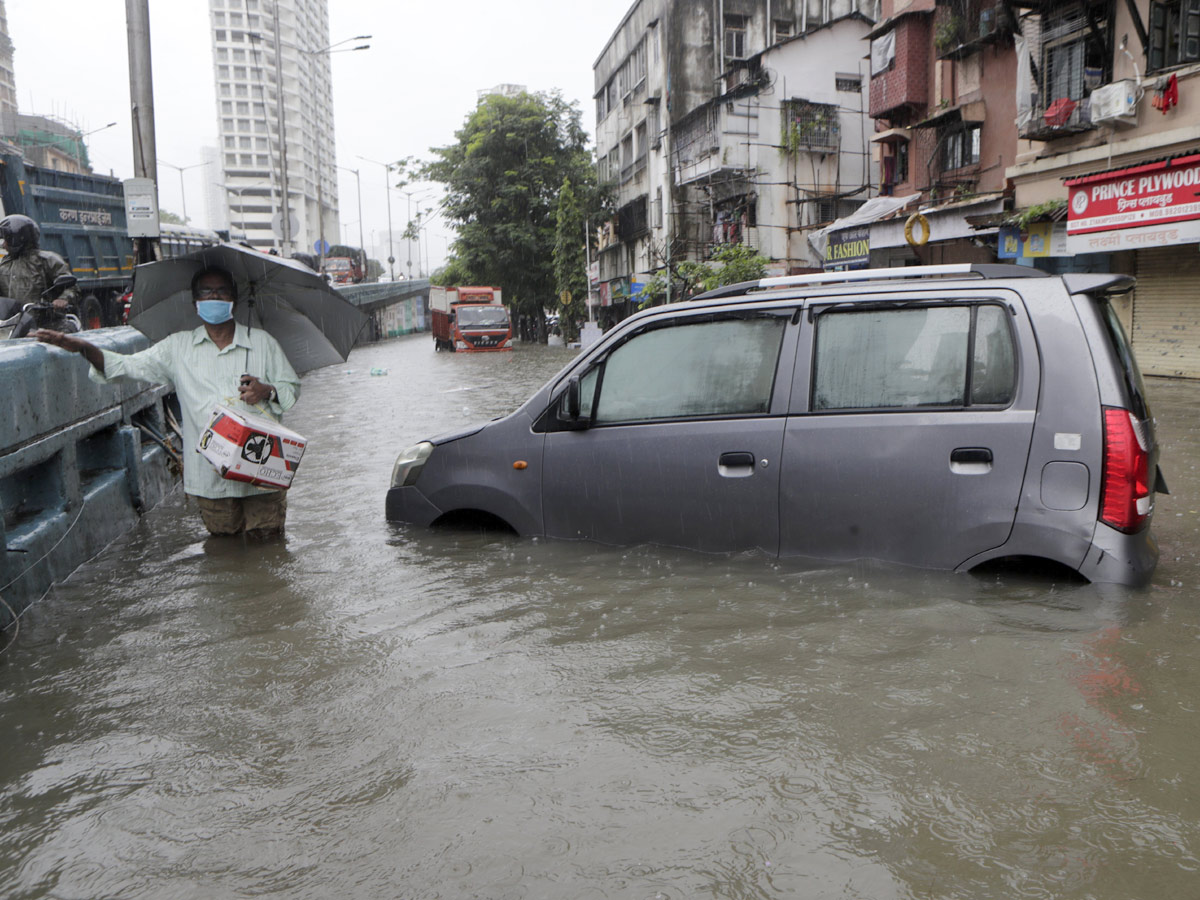 Heavy rain lashes Mumbai Photo Gallery - Sakshi3