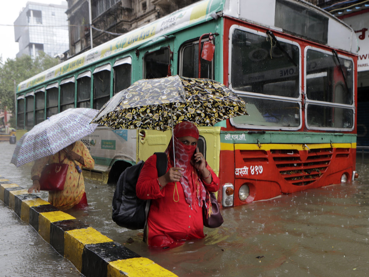 Heavy rain lashes Mumbai Photo Gallery - Sakshi1