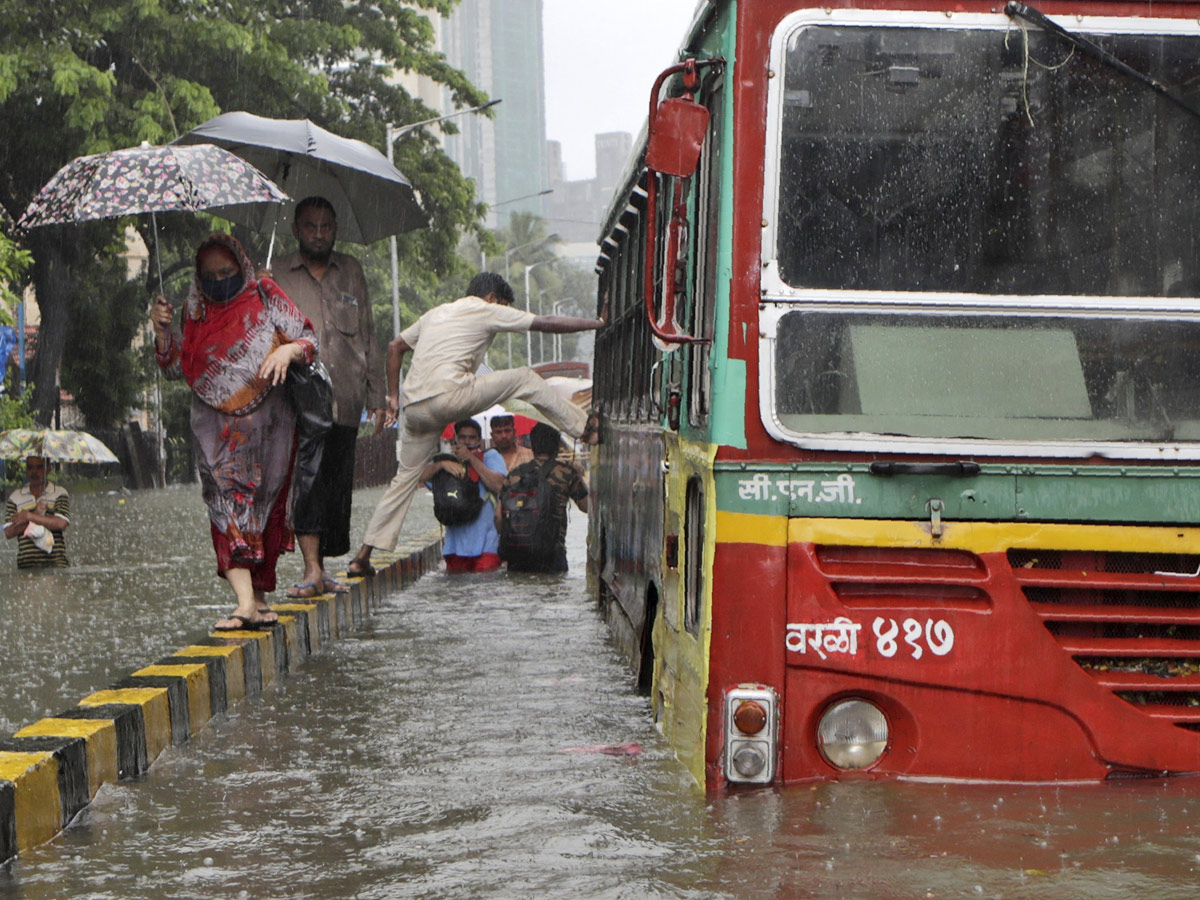 Heavy rain lashes Mumbai Photo Gallery - Sakshi6