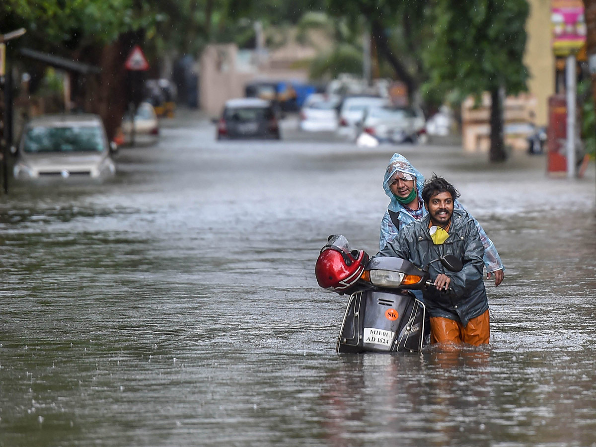 Heavy rain lashes Mumbai Photo Gallery - Sakshi8