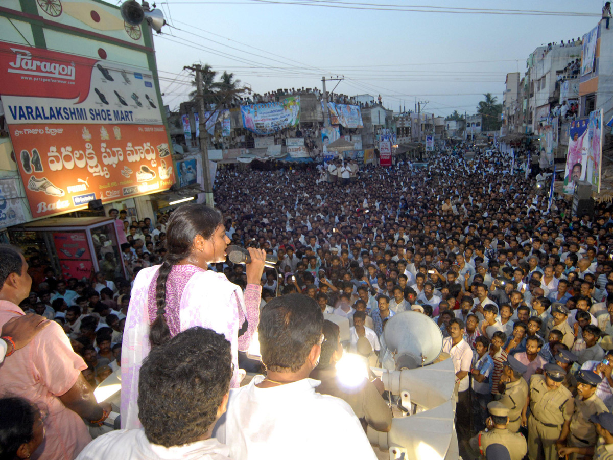 YS Sharmila Maro Praja Prasthanam Padayatra seven years completed Photo Gallery - Sakshi15