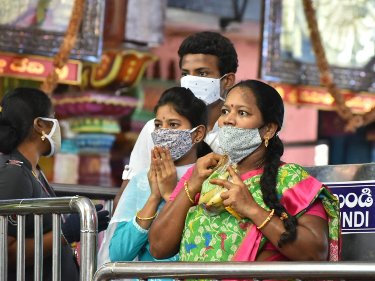 Sravana Sukravaram in vijayawada durga temple photo gallery - Sakshi1