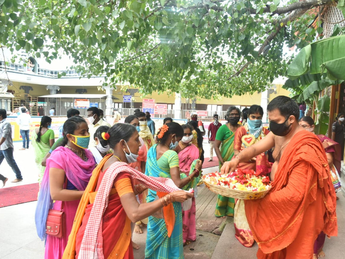 Sravana Sukravaram in vijayawada durga temple photo gallery - Sakshi16