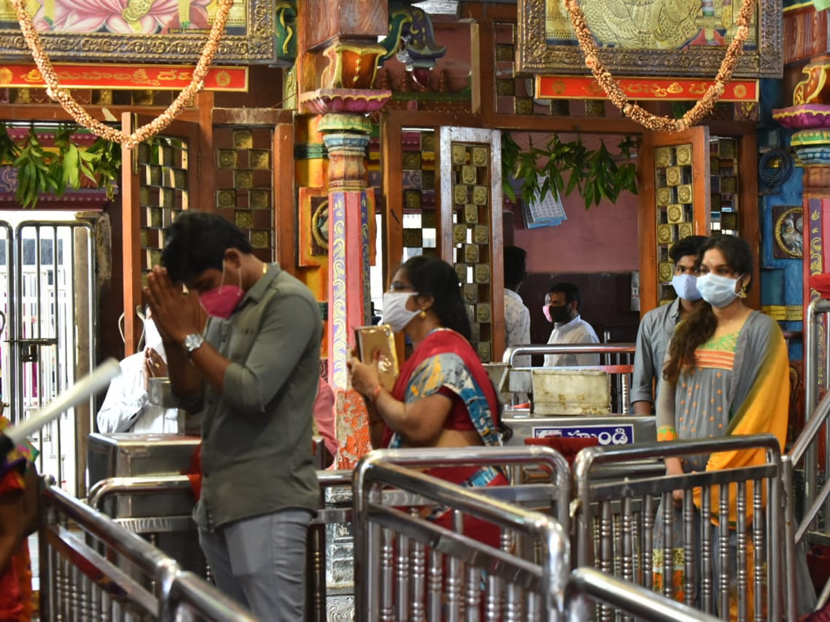 Sravana Sukravaram in vijayawada durga temple photo gallery - Sakshi5