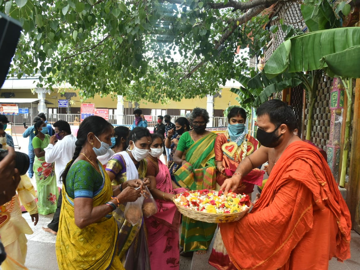 Sravana Sukravaram in vijayawada durga temple photo gallery - Sakshi6