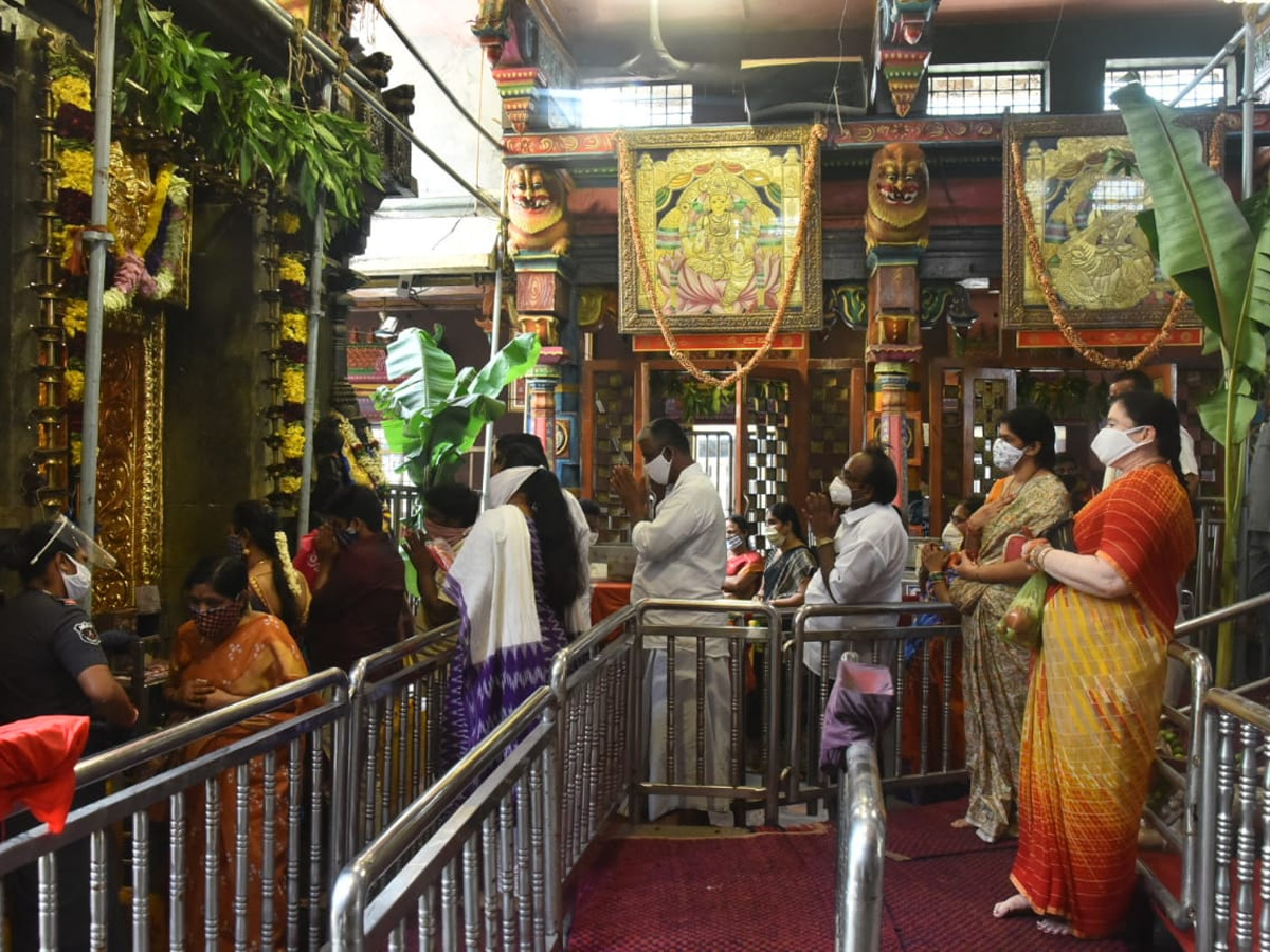 Sravana Sukravaram in vijayawada durga temple photo gallery - Sakshi7