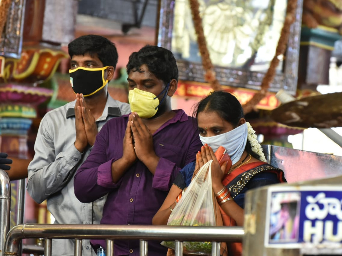 Sravana Sukravaram in vijayawada durga temple photo gallery - Sakshi9