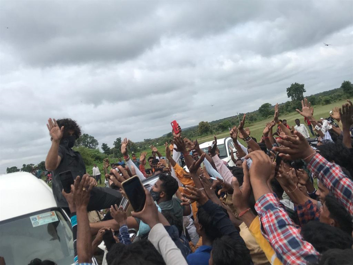 Allu Arjun visits Adilabad Kuntala Waterfall with family Photo Gallery - Sakshi2