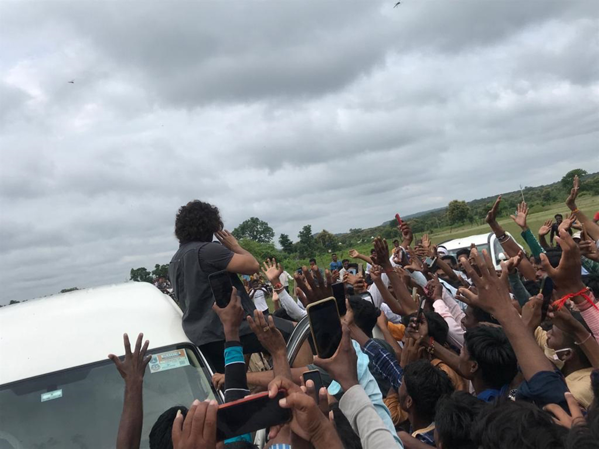 Allu Arjun visits Adilabad Kuntala Waterfall with family Photo Gallery - Sakshi3