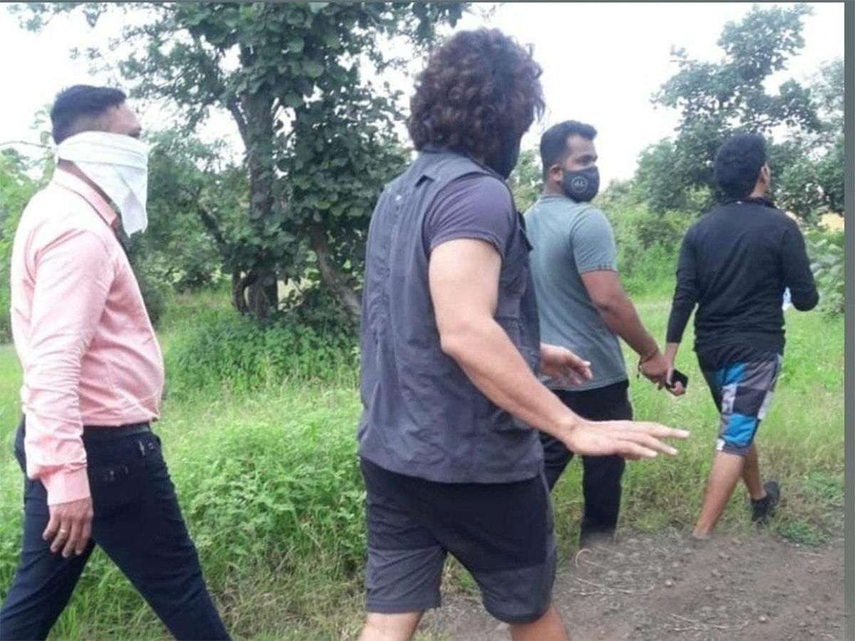 Allu Arjun visits Adilabad Kuntala Waterfall with family Photo Gallery - Sakshi5