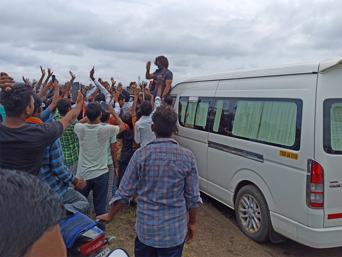 Allu Arjun visits Adilabad Kuntala Waterfall with family Photo Gallery - Sakshi6