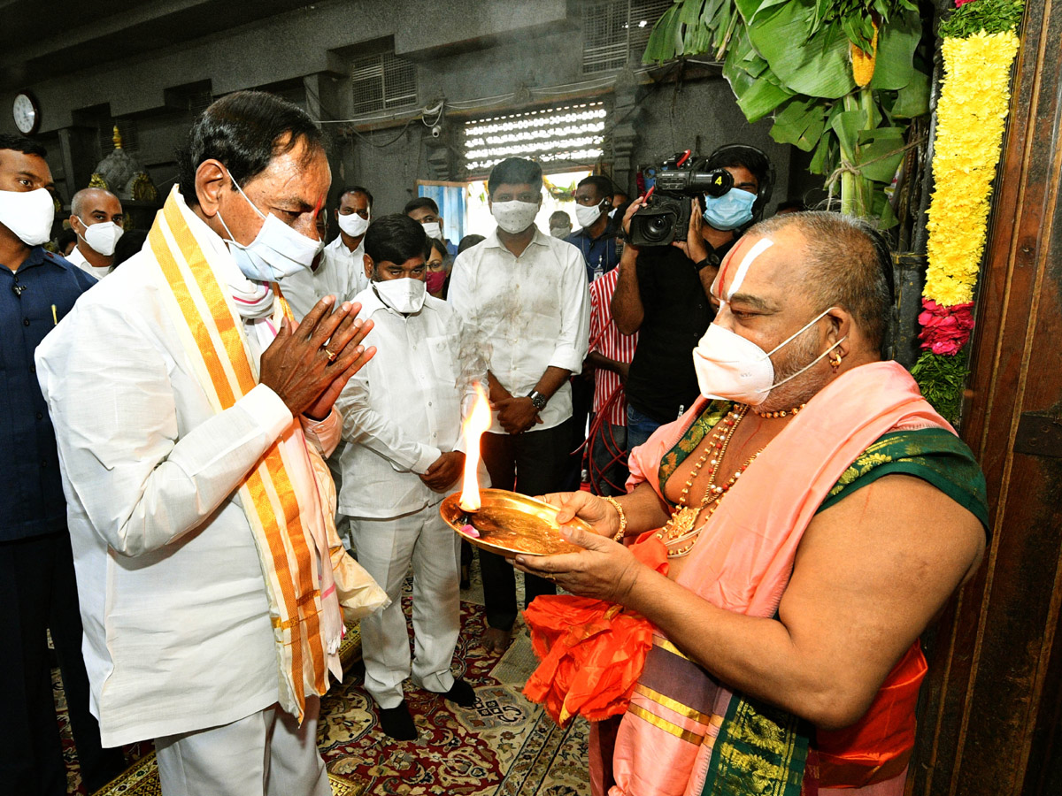 CM KCR visits Laxmi Narasimha swamy temple at Yadagirigutta - Sakshi1