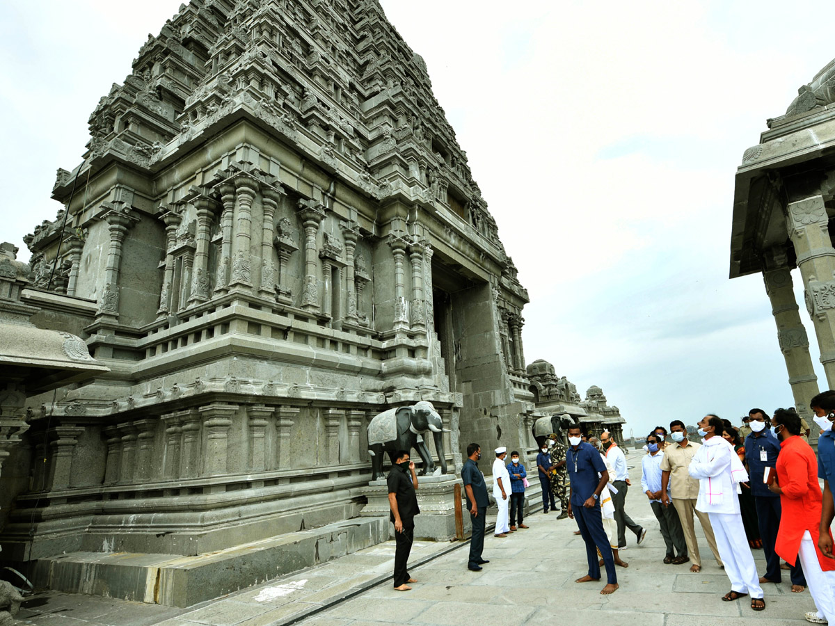 CM KCR visits Laxmi Narasimha swamy temple at Yadagirigutta - Sakshi10