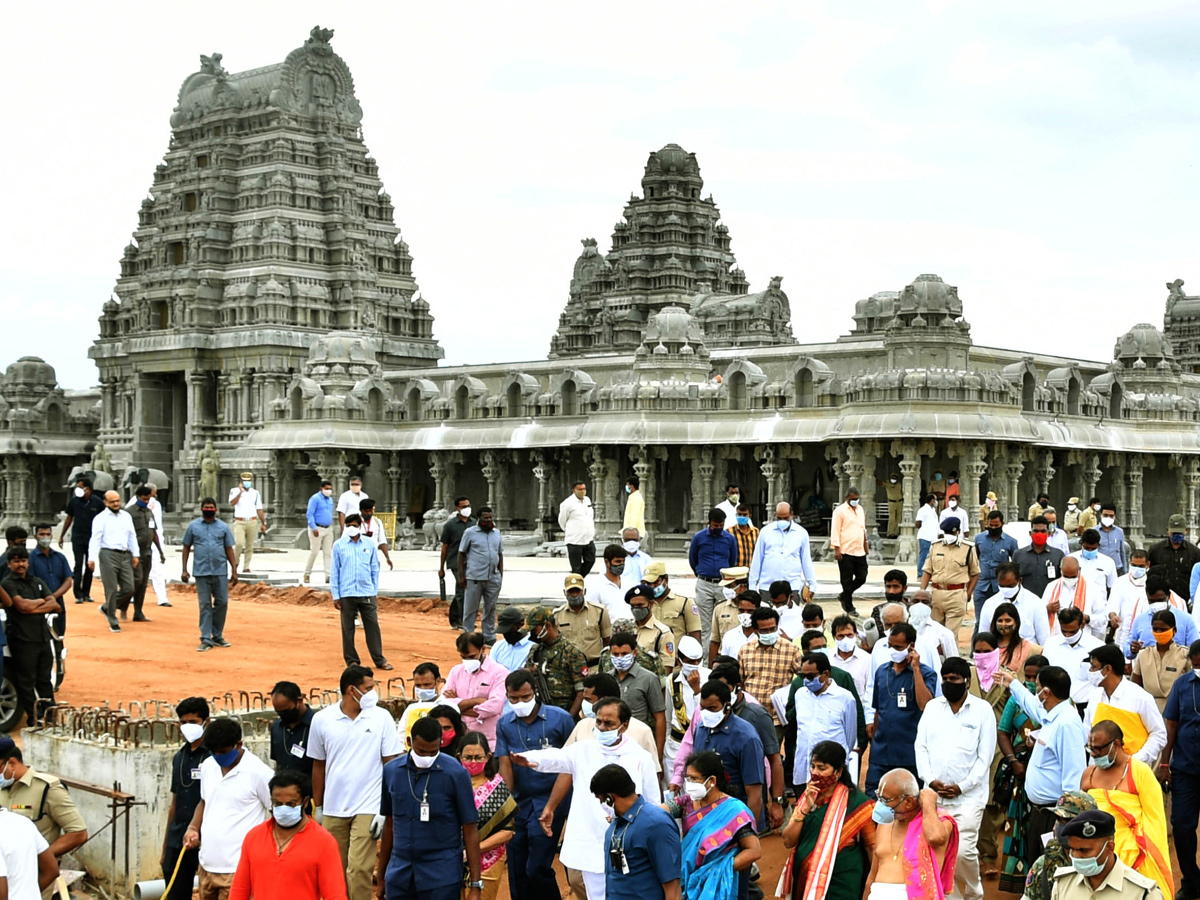 CM KCR visits Laxmi Narasimha swamy temple at Yadagirigutta - Sakshi11